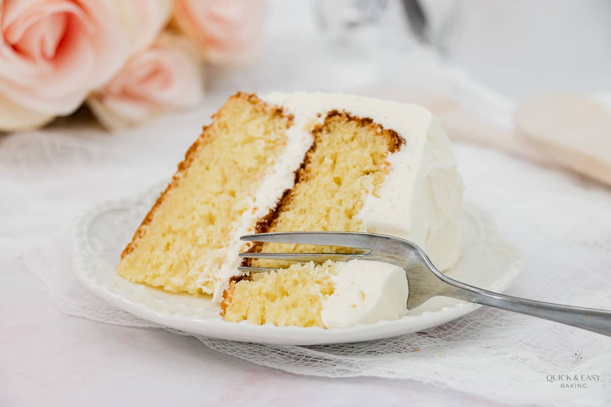 foredrag svært ægtemand Easy Vanilla Sour Cream Cake with Cake Mix (+ Vanilla Frosting) - Quick and  Easy Baking