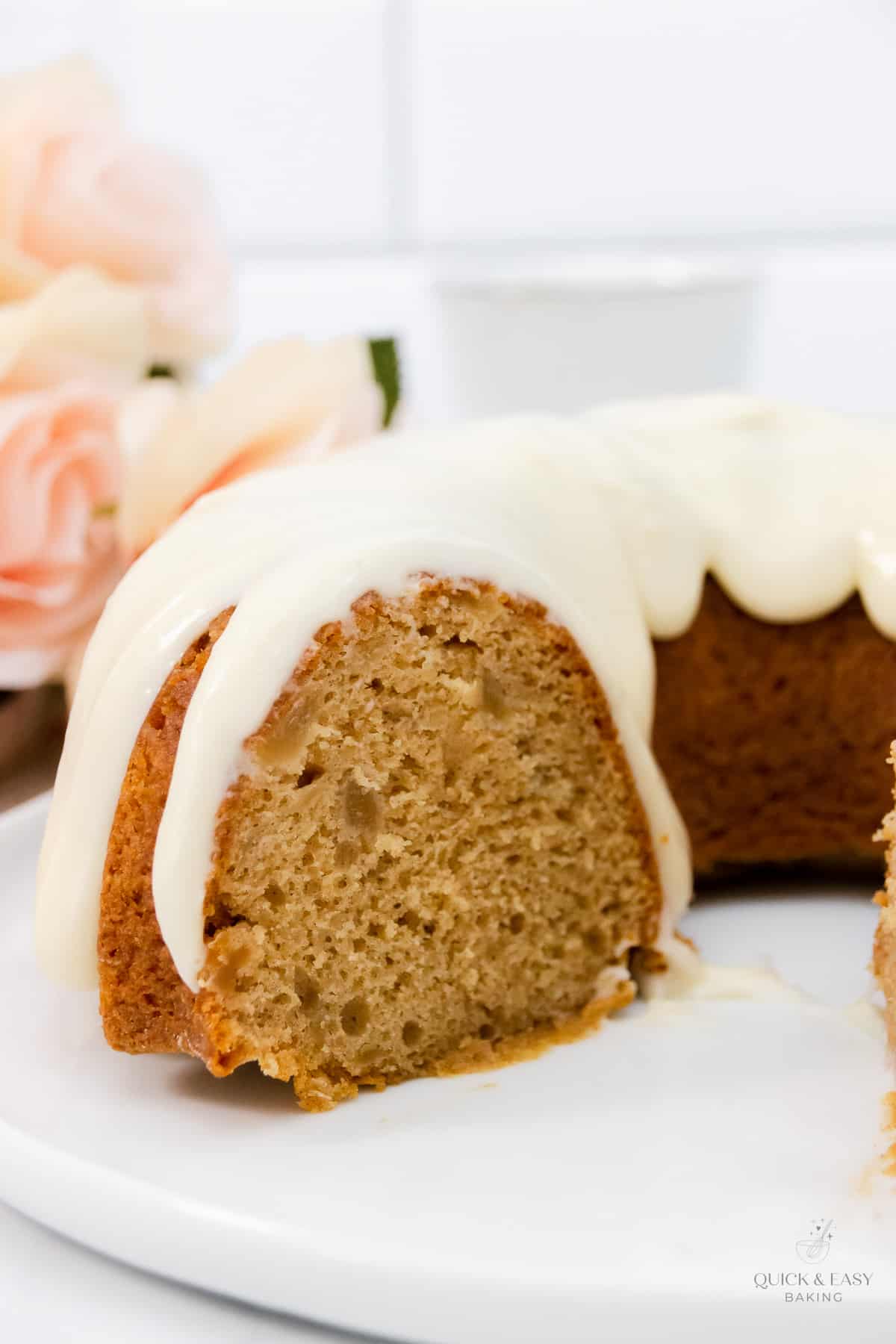 Side angle of bundt cake with apples.
