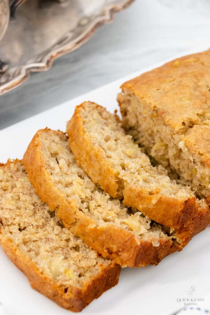 Easy and Moist Pineapple Banana Bread (Hummingbird Bread) - Quick and ...